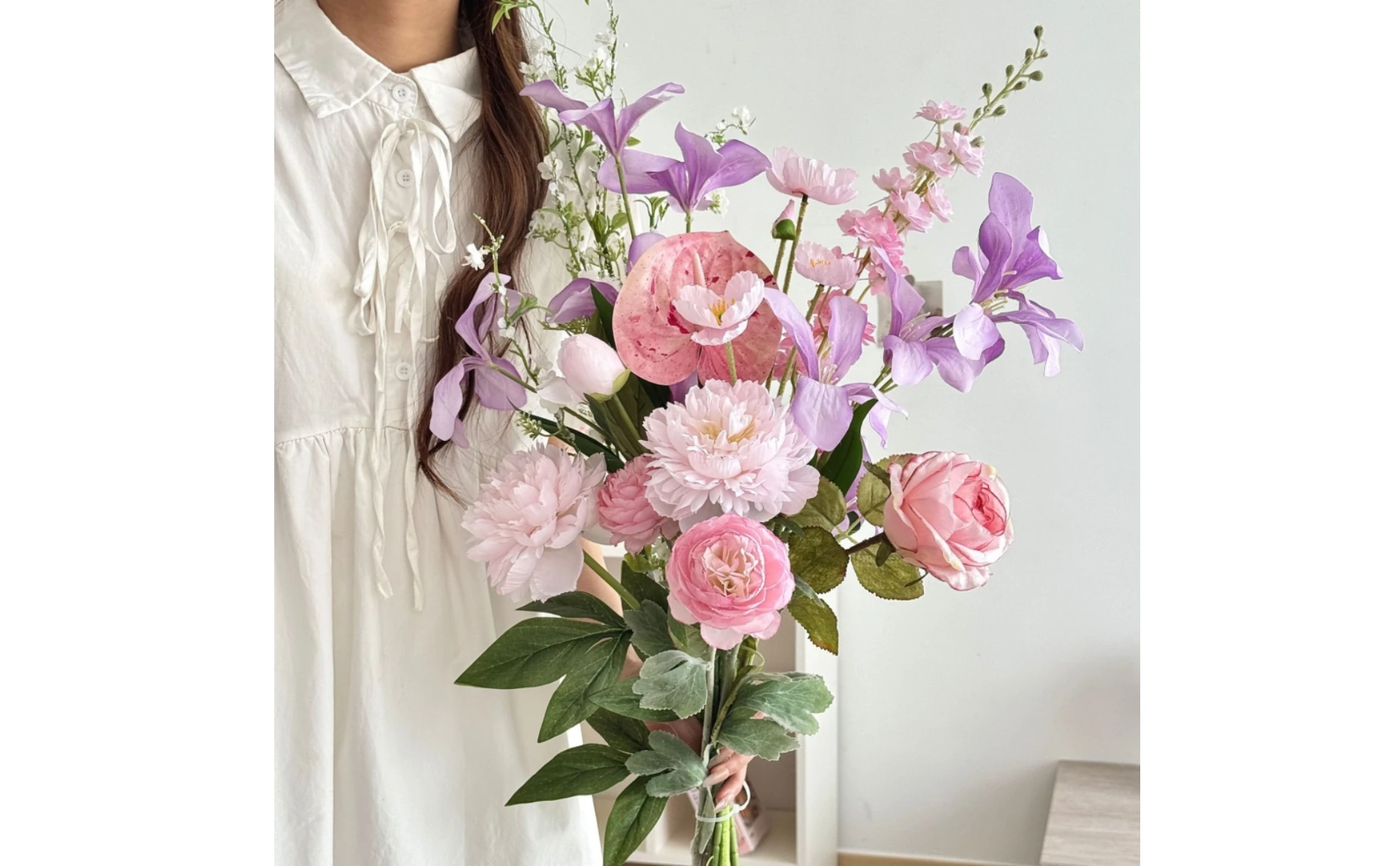 Ramo de flores artificiales en capas para decorar el hogar