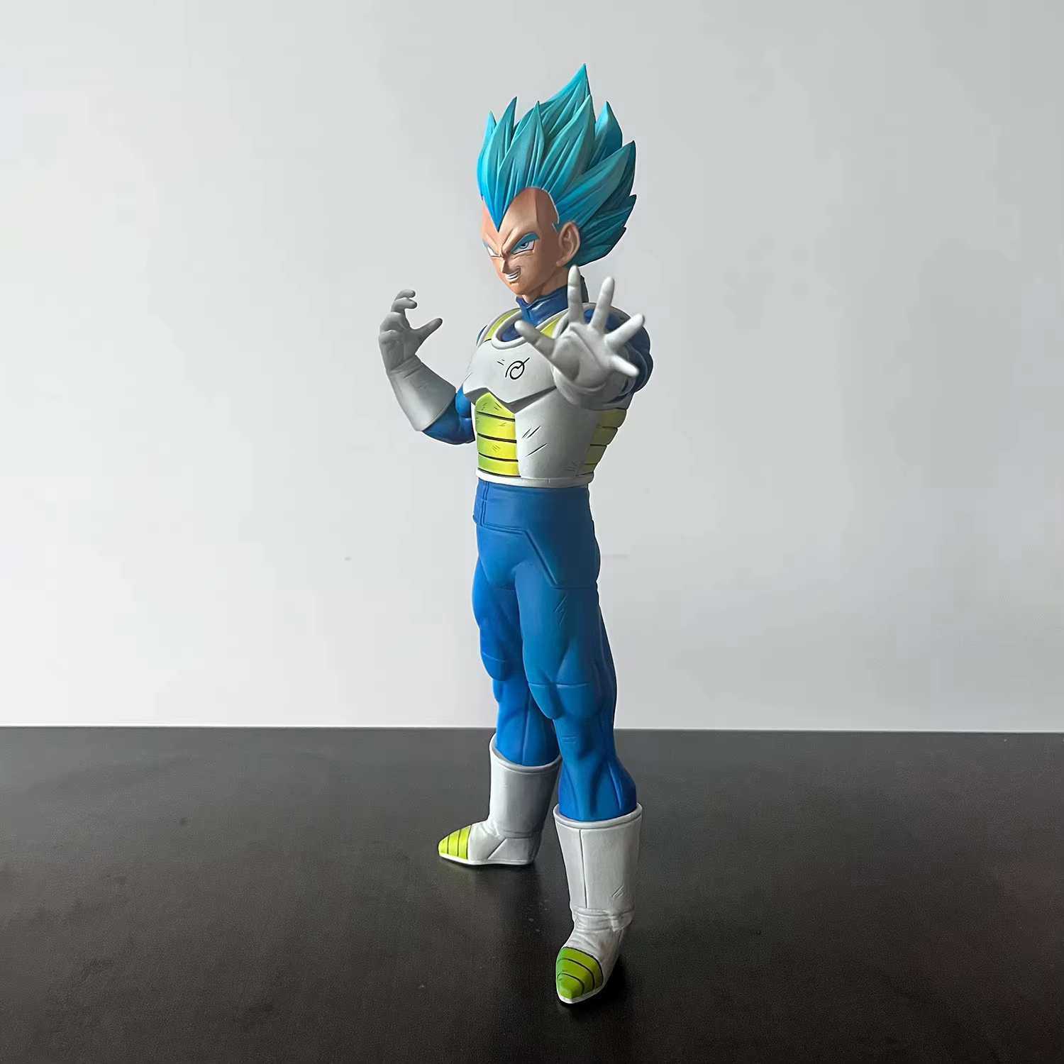 Figura Coleccionable Vegeta Super Saiyan Blue Dragon Ball Z 27 cm - imagen 2