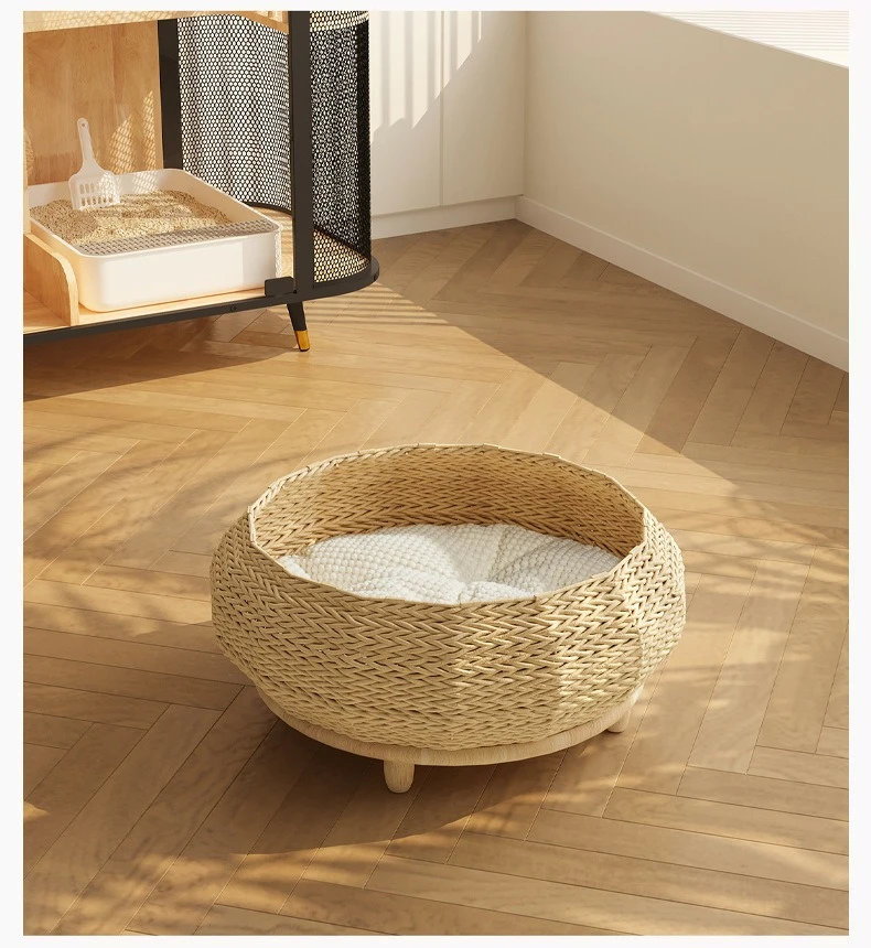 Vista frontal de la cama de ratán para gatos mostrando la base de madera y el tejido natural