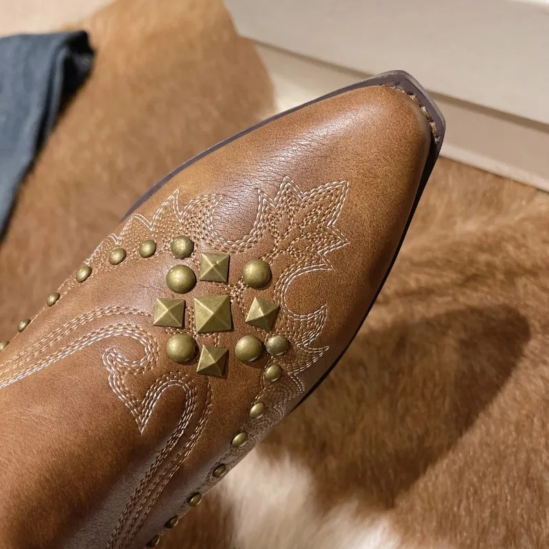 Botas vaqueras de cuero vintage para mujer con tacón medio - imagen 3