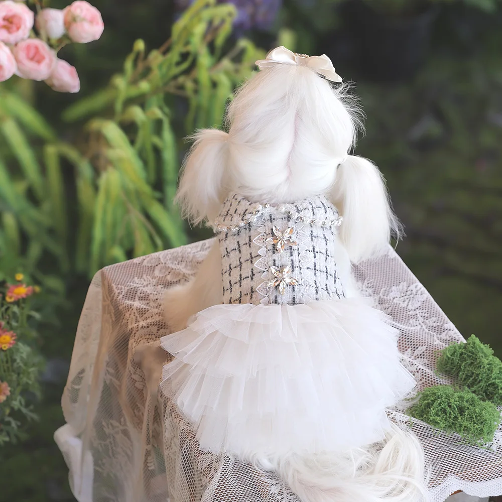 Vistoso vestido de tweed con detalles de encaje