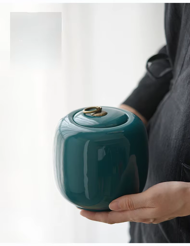 Urna de cerámica con acabado en blanco y grabado dorado