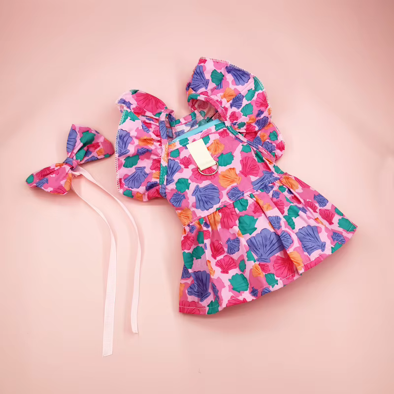 Vestido floral sobre mascota pequeña, vista frontal