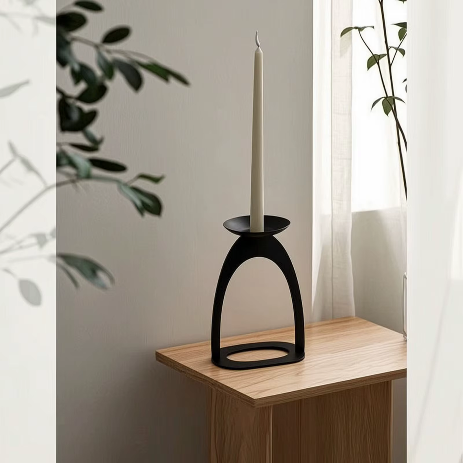 Portavelas con Marco Arqueado Minimalista para Velas de Pilar