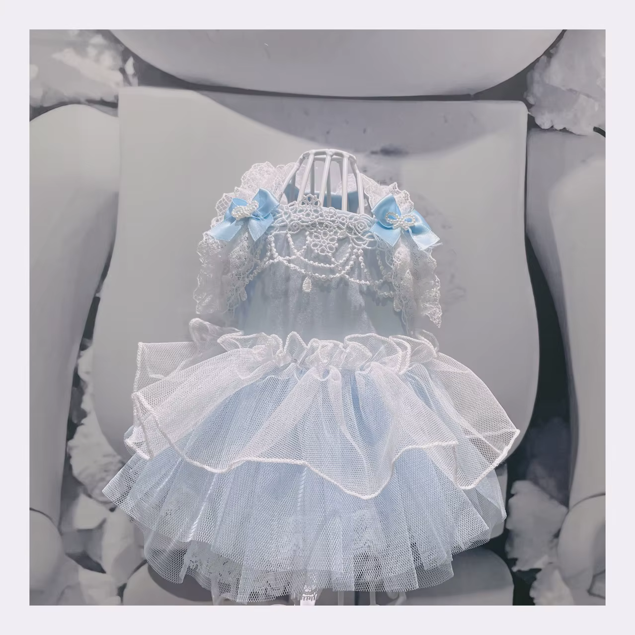 Vista frontal del vestido de verano para mascotas con lazo de encaje