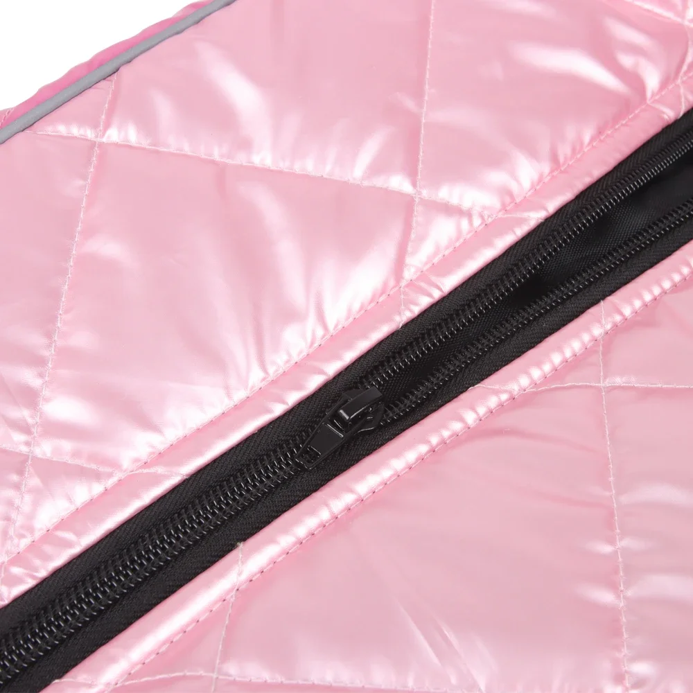 Detalle del diseño de empalme y costuras de la chaqueta