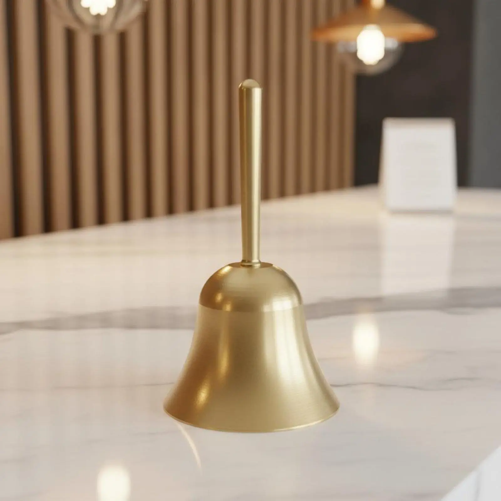 Campana de latón en entorno decorativo