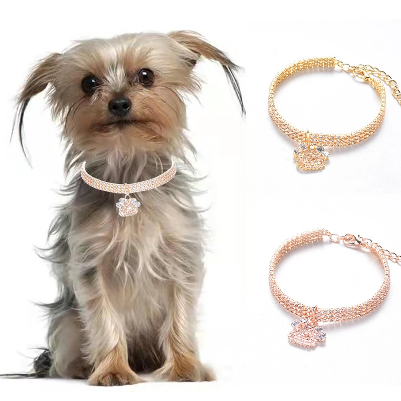 Collar de oro rosa con forma de pata visto de frente