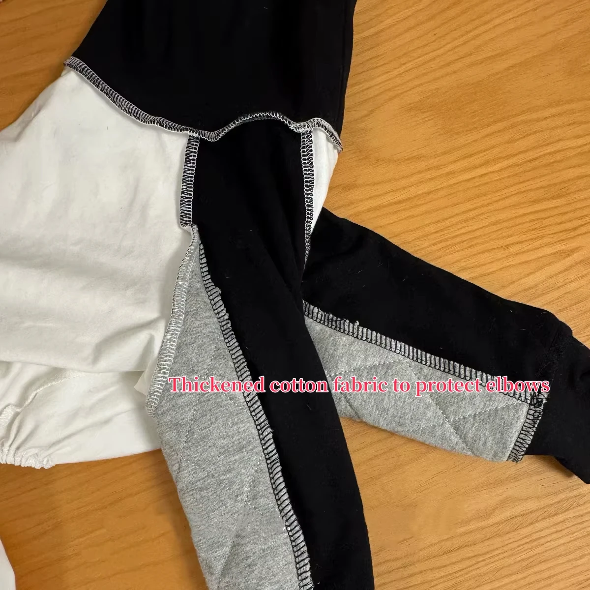 Detalle de mangas acolchadas de la camiseta para perros