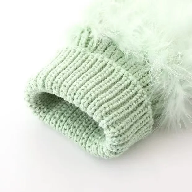 Detalle del tejido de forro polar del suéter