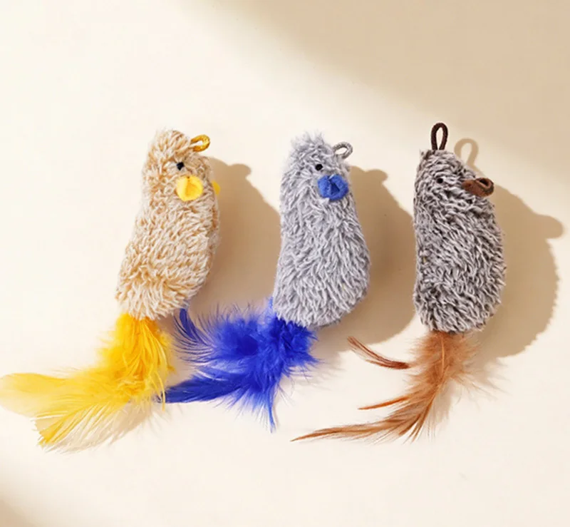 Ratón de peluche junto a otros accesorios para gatos