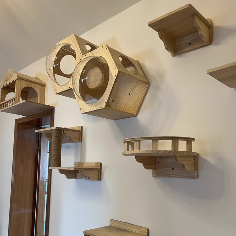 Vista frontal del árbol para gatos montado en pared