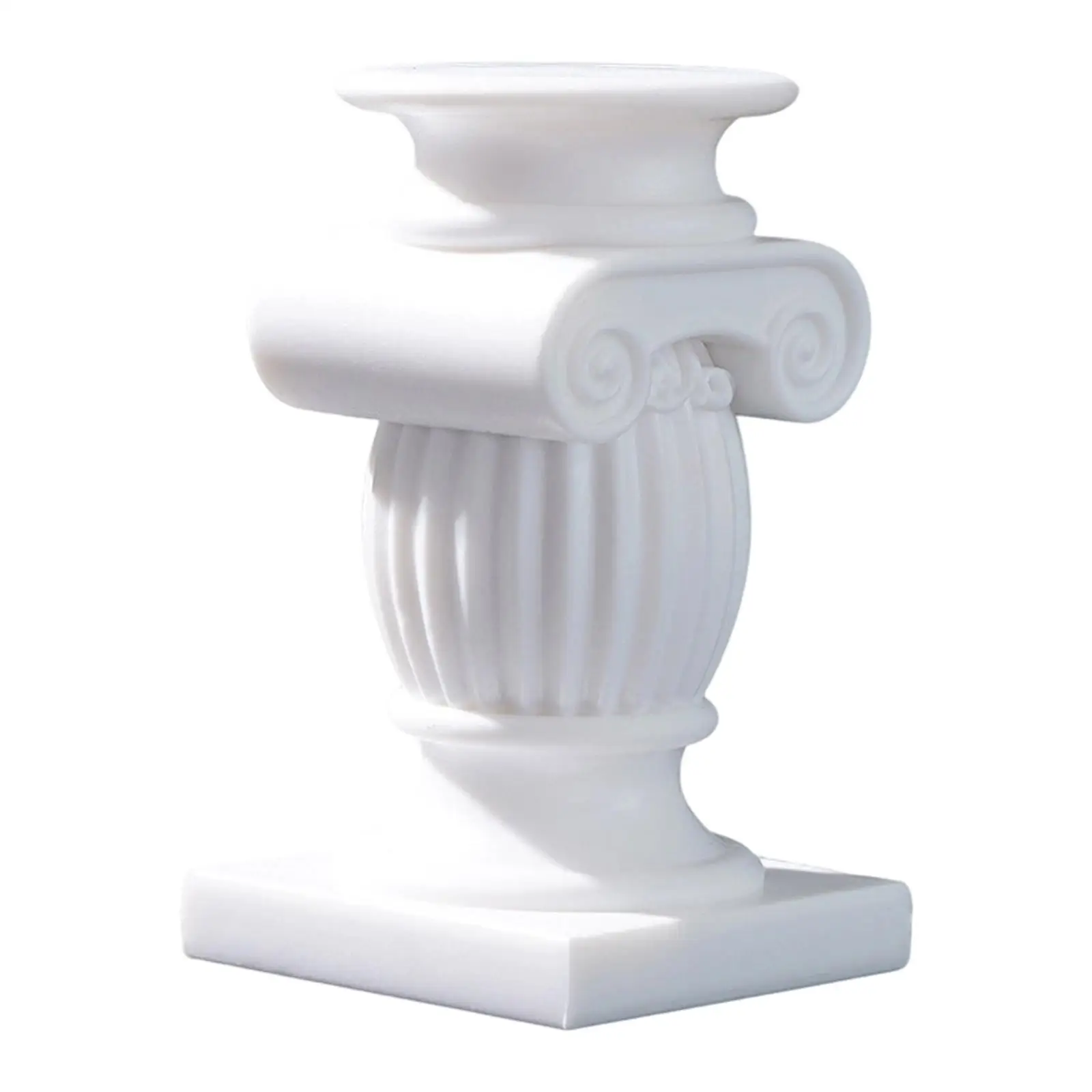 Candelabro de resina con forma de columna romana sobre superficie decorada