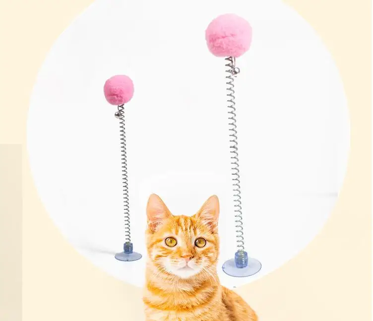 Primer detalle de la bola de peluche y la campana