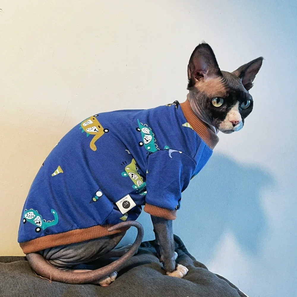 Gato luciendo la camiseta suave