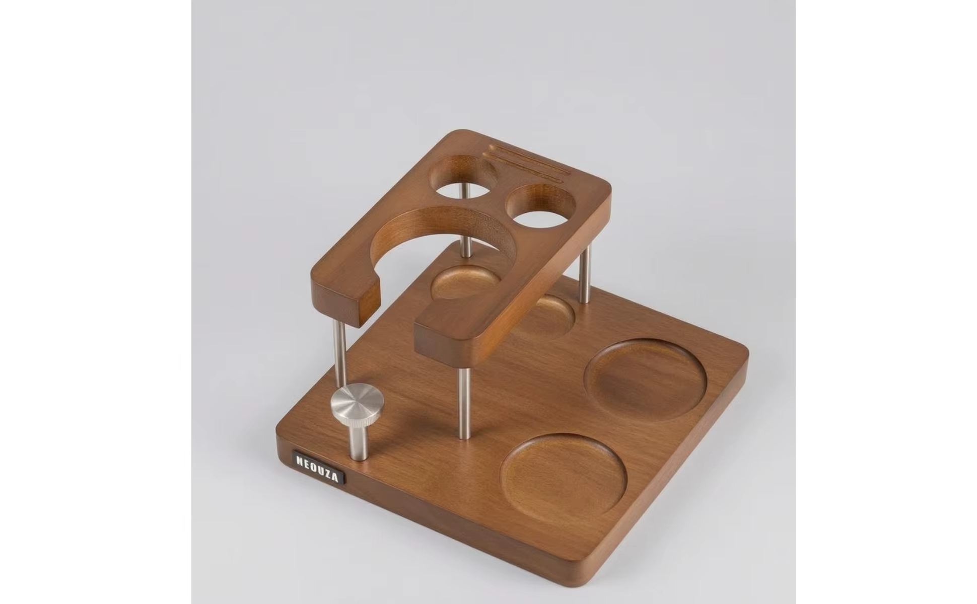 Composición de madera y componentes metálicos