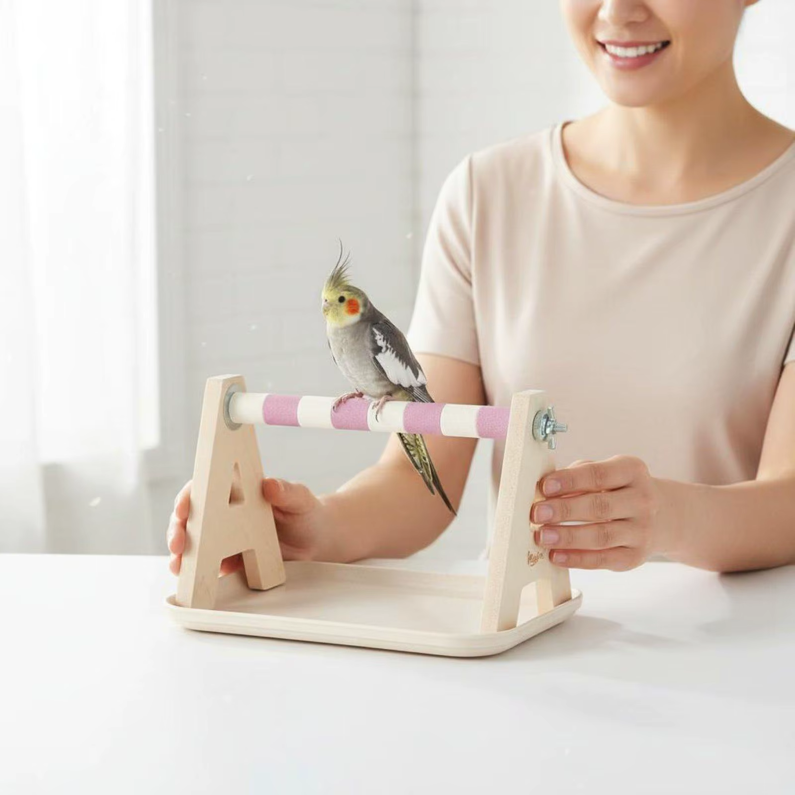 Plataforma madera natural para loros – Juego, entrenamiento y aseo - imagen 3