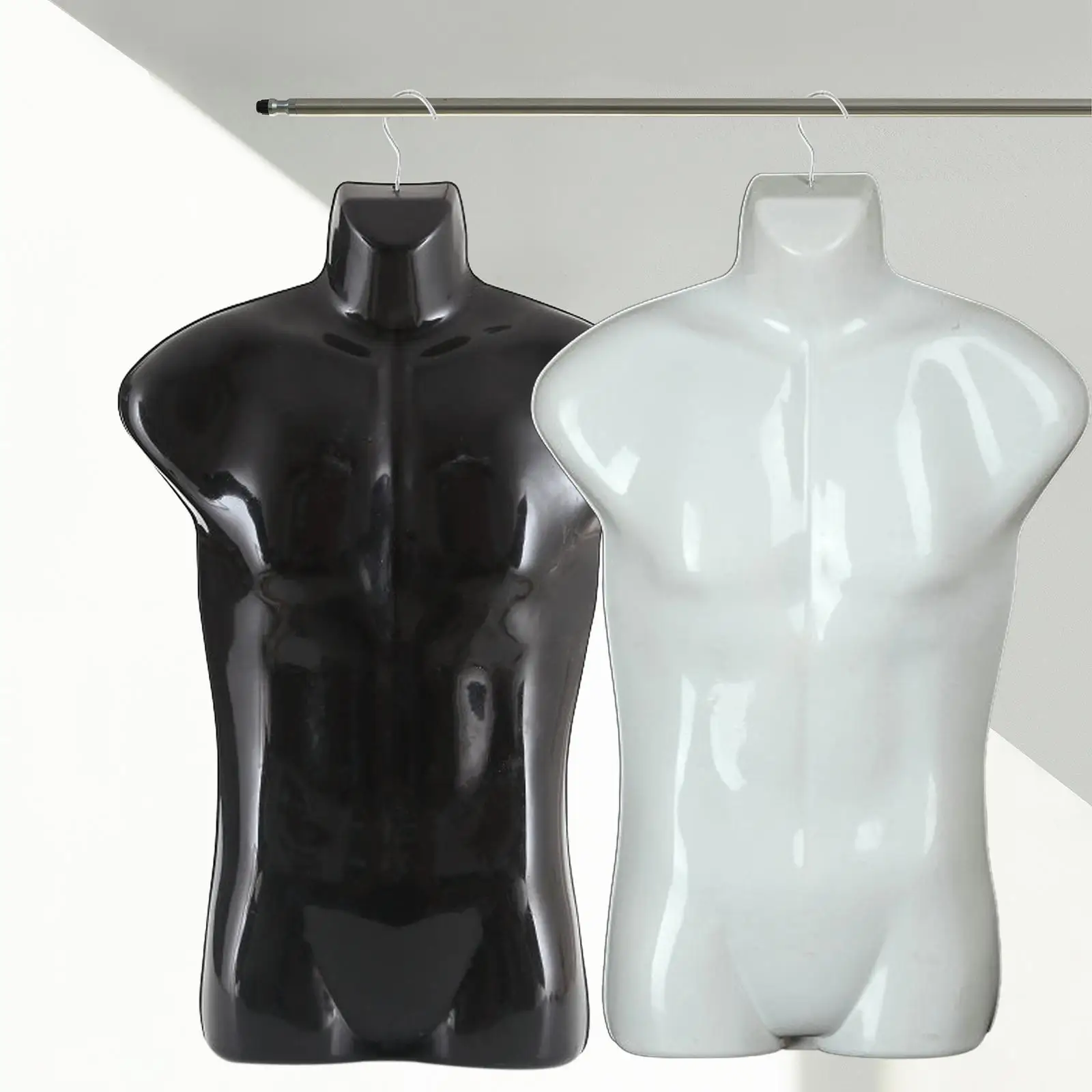 Vista frontal del maniquí de plástico con gancho