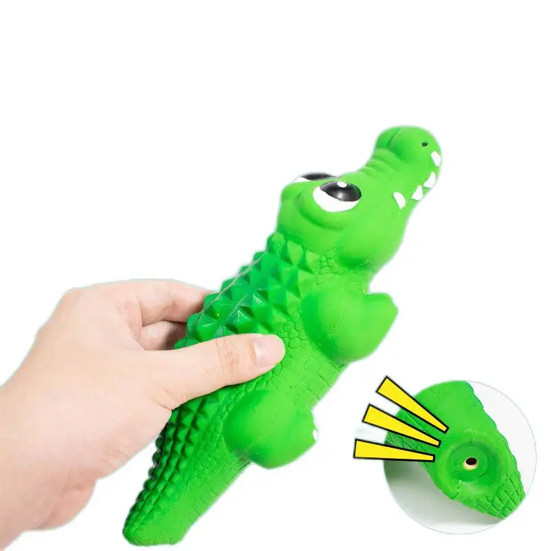 Perro mediano mordisqueando el juguete chirriante de látex