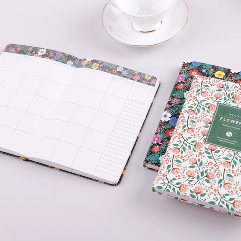 Comparativa de tamaños A5 y A6 del cuaderno floral