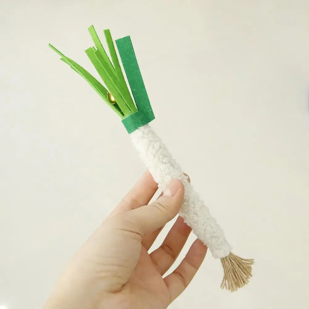 Gatito jugando con juguete en forma de cebollino