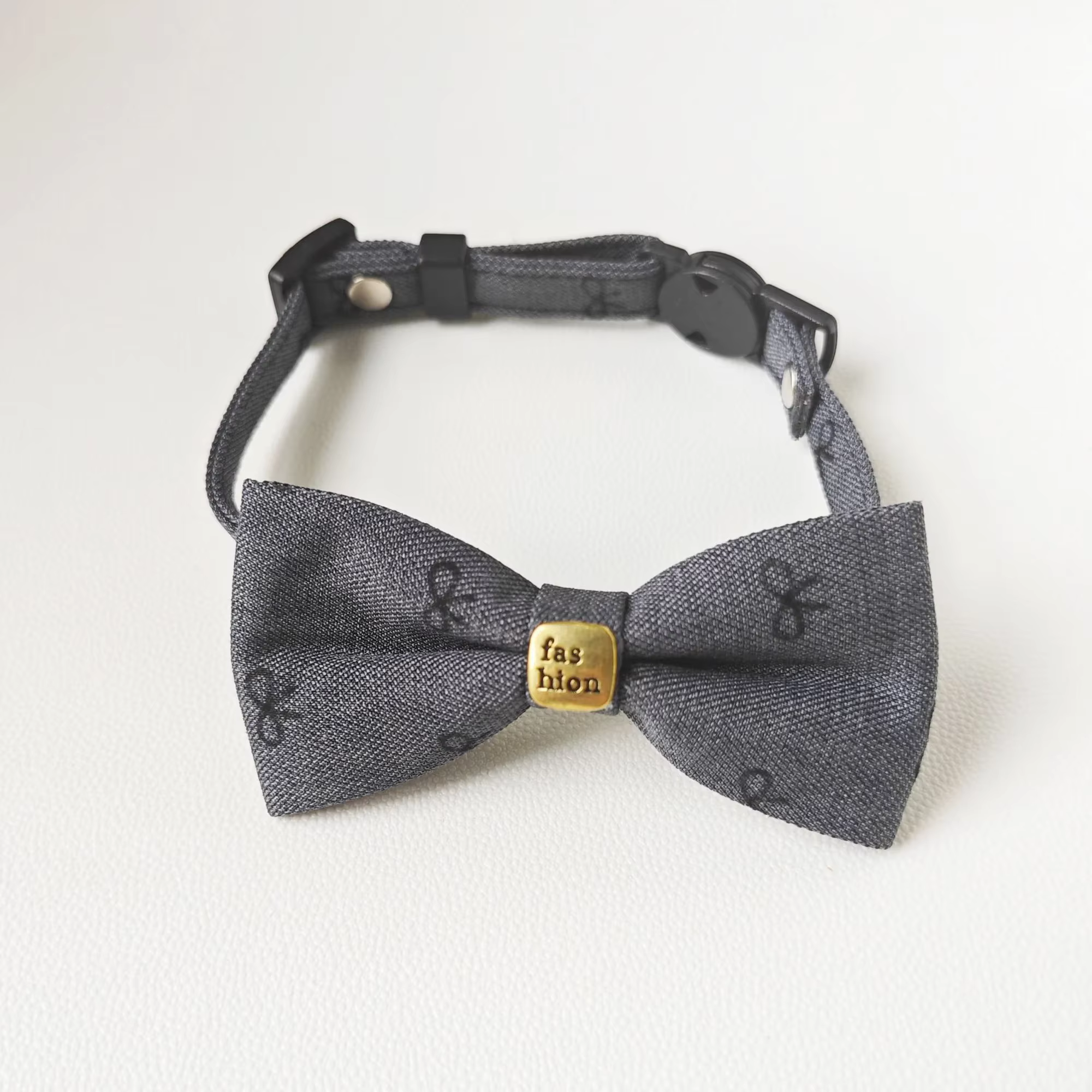Collar en uso con gatito