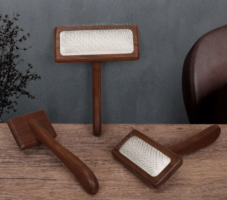 Cepillo de madera maciza para perros mostrando el mango cómodo