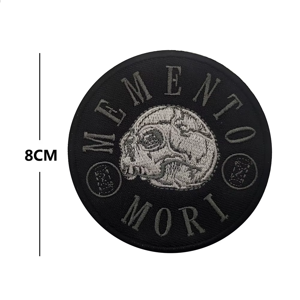 Detalle del bordado del parche Memento Mori