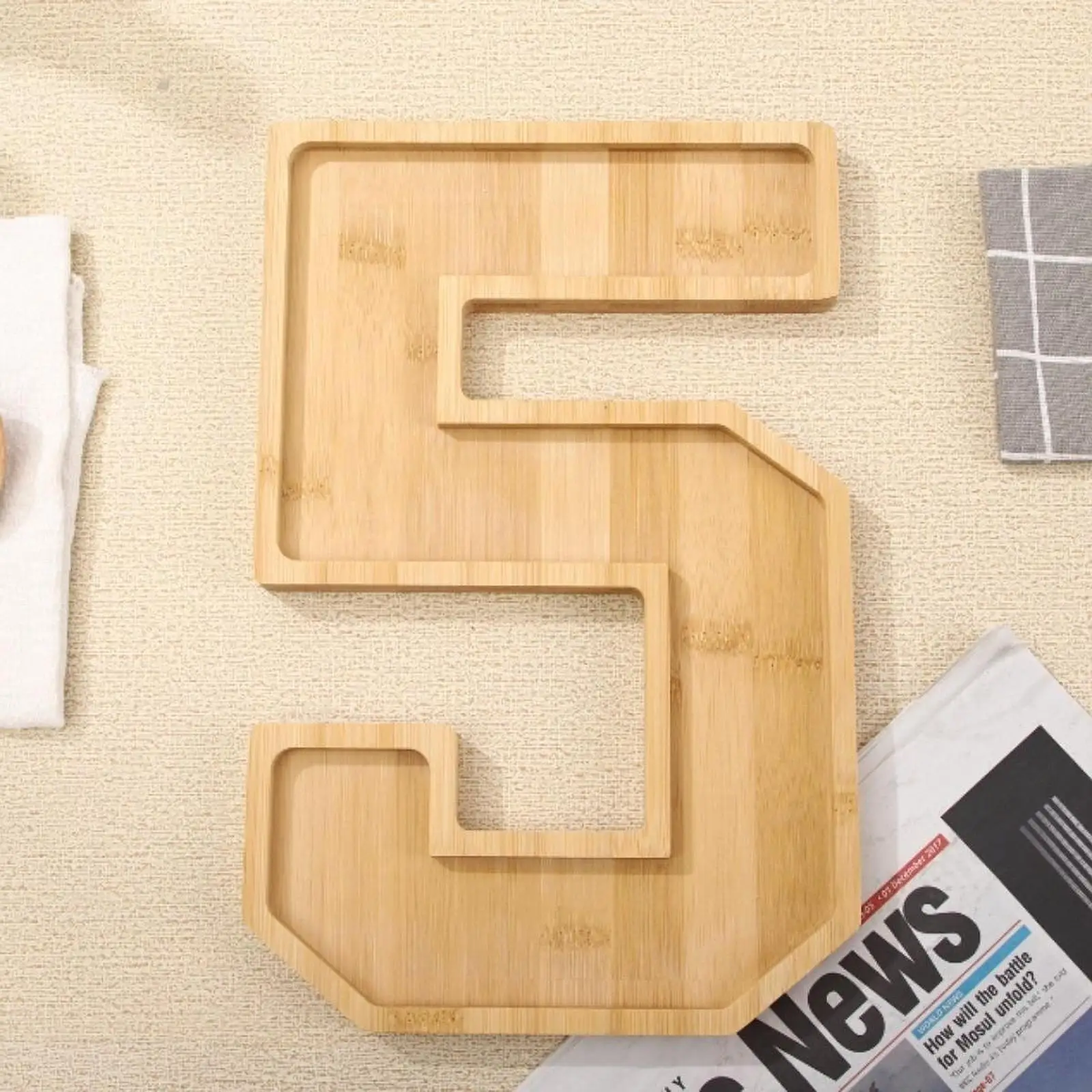 Bandejas de madera numeradas para servir comida elegante