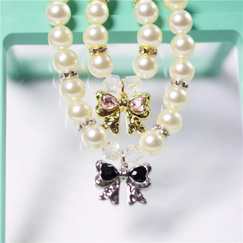 Collar para mascotas con perlas y lazo en tono claro