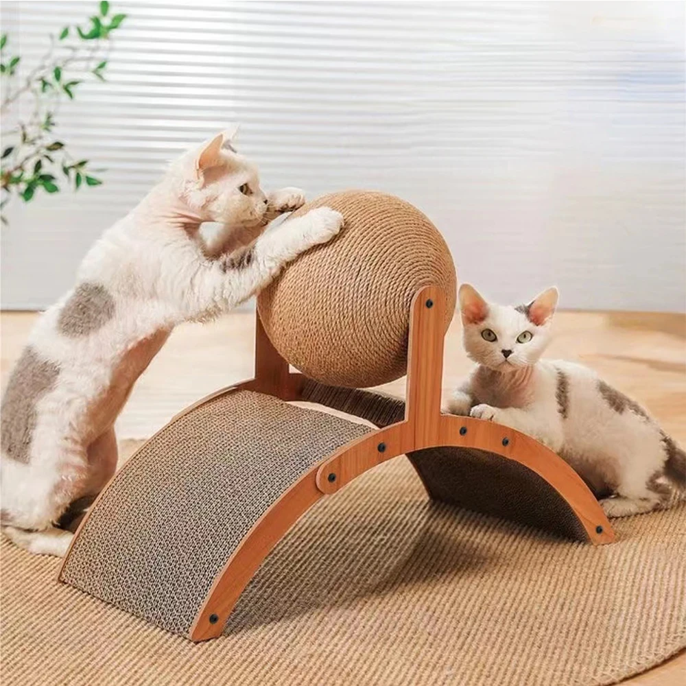 Gato descansando en el rascador de madera