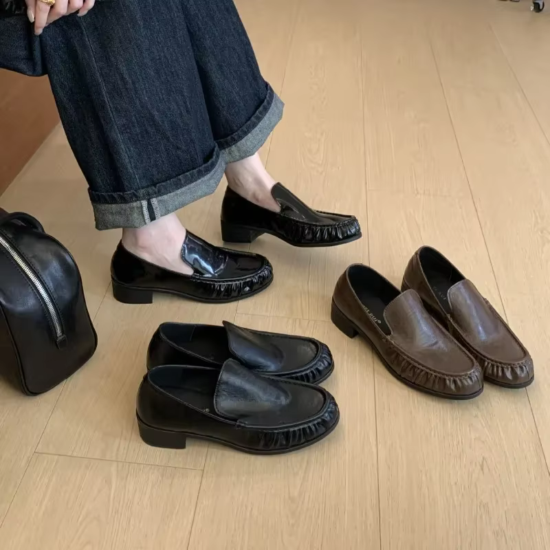 Detalle del diseño de los mocasines marrones