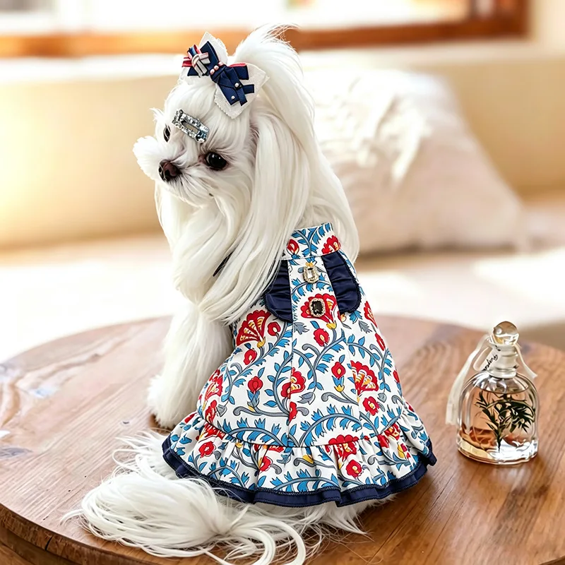 Detalle de volantes y acabados tipo princesa