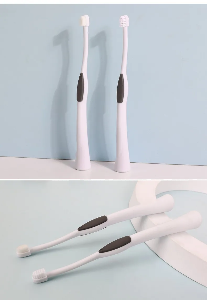 Cepillo de dientes para perros y gatos en uso