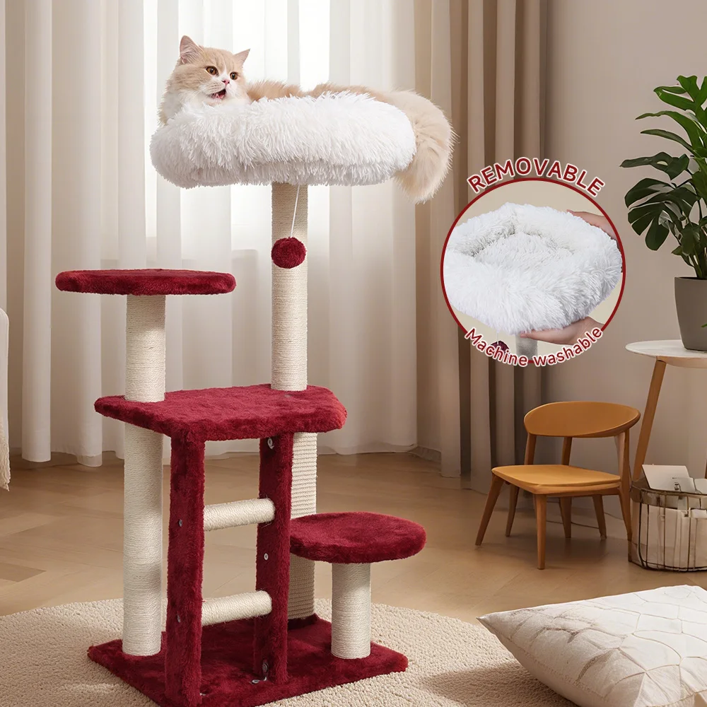 Detalle del poste rascador y niveles del árbol para gatos