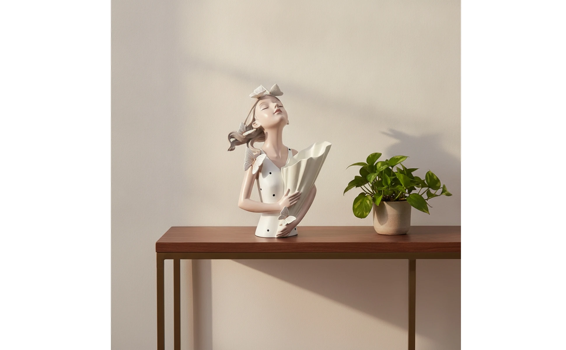Figura decorativa de mujer con ramo de flores y mariposas