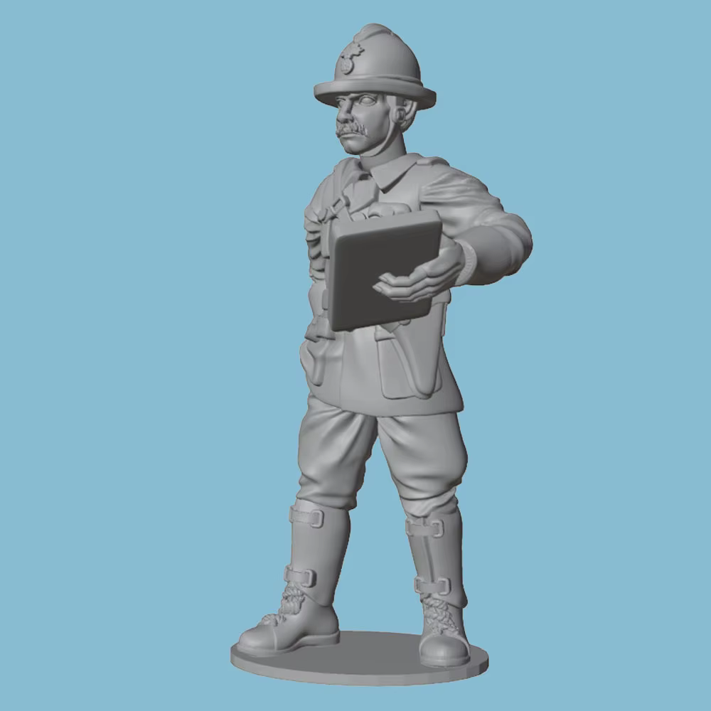 Vista frontal de la figura de resina mostrando al sargento con el plan de entrenamiento