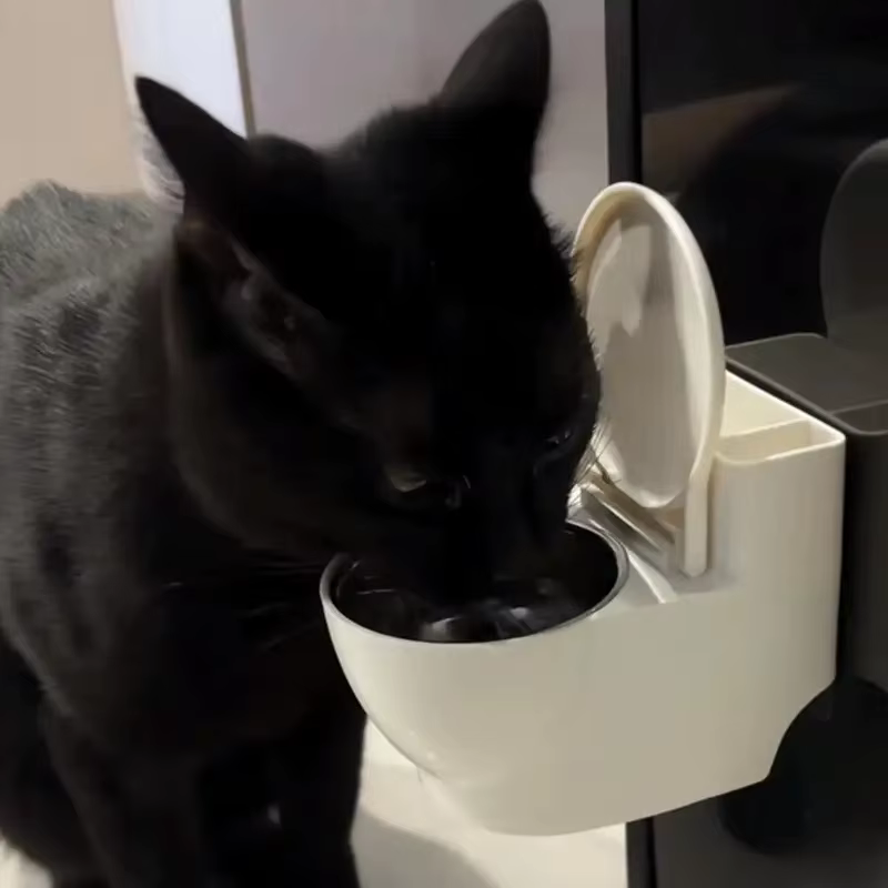 Bebedero con forma de inodoro para gatos y perros pequeños - imagen 2