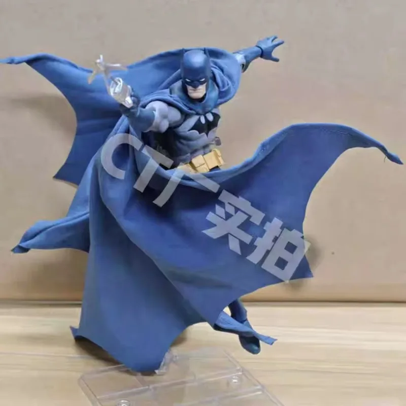 Figura Coleccionable Batman Hush Mafex DC – Versión Azul CT Factory - imagen 4