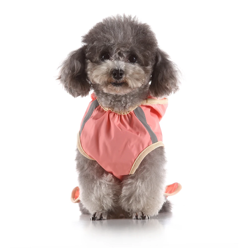Paseo seguro con chaqueta rosa