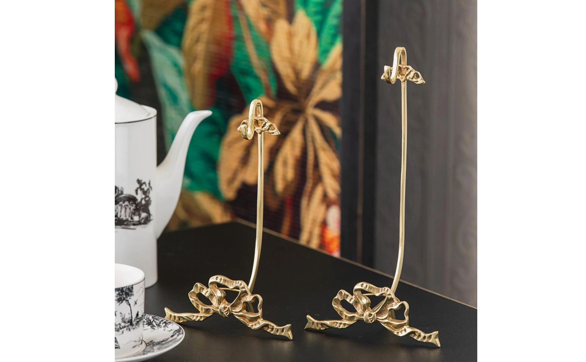Porta tazas de café en tono dorado con diseño curvado