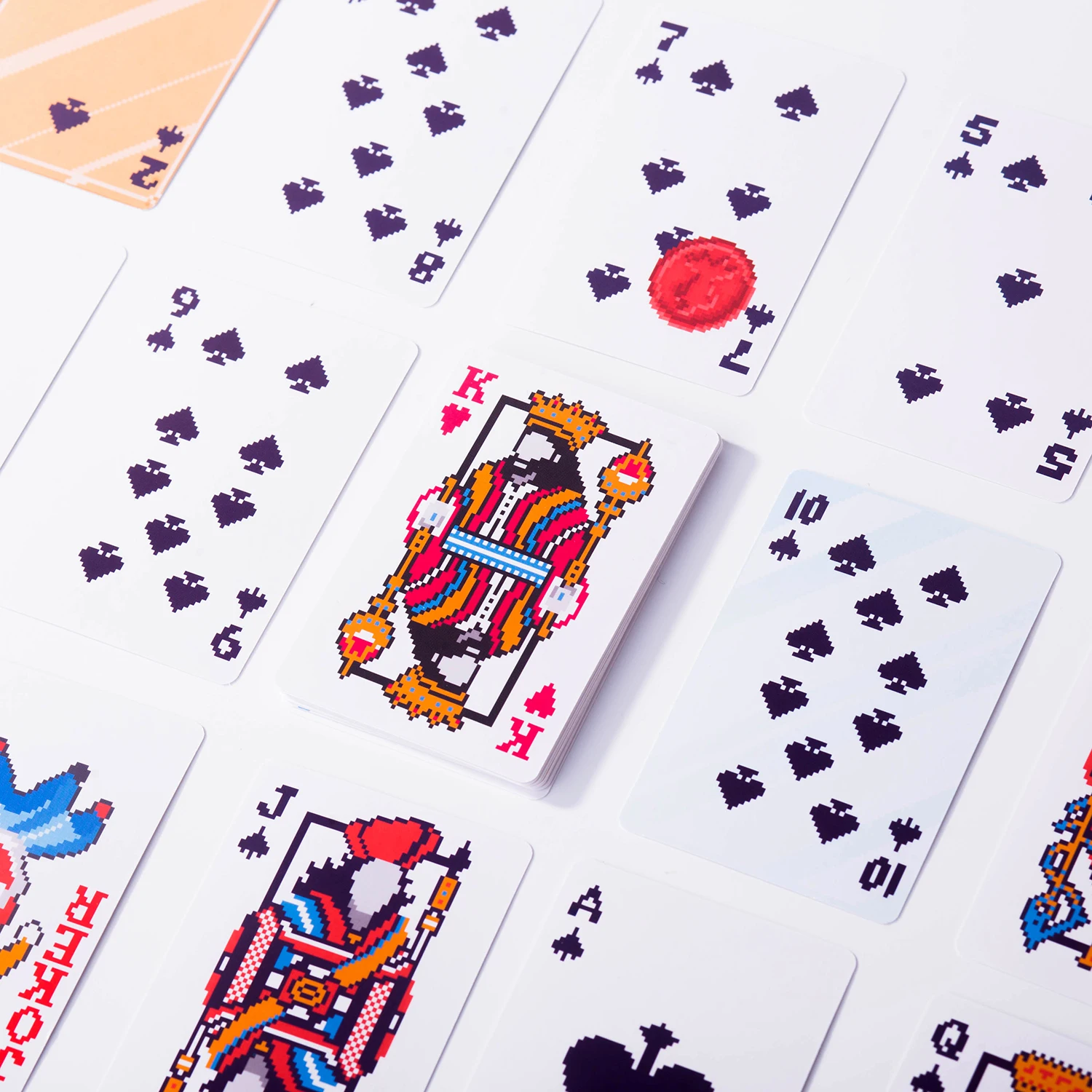 Cartas de póquer extendidas sobre superficie de juego