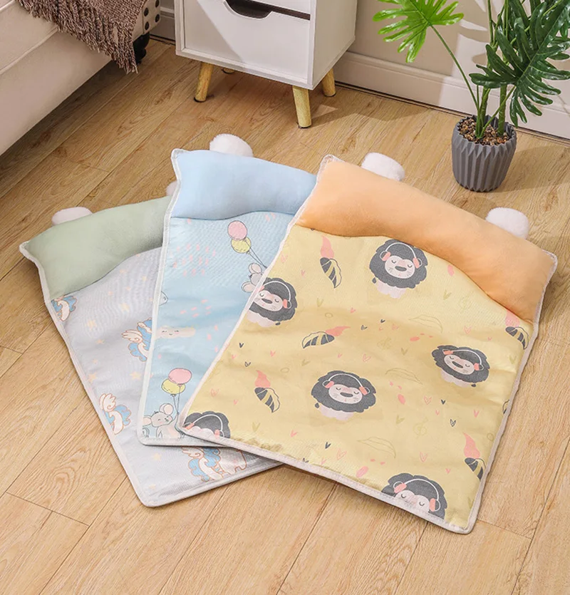Alfombra refrescante con almohada para gato durmiendo