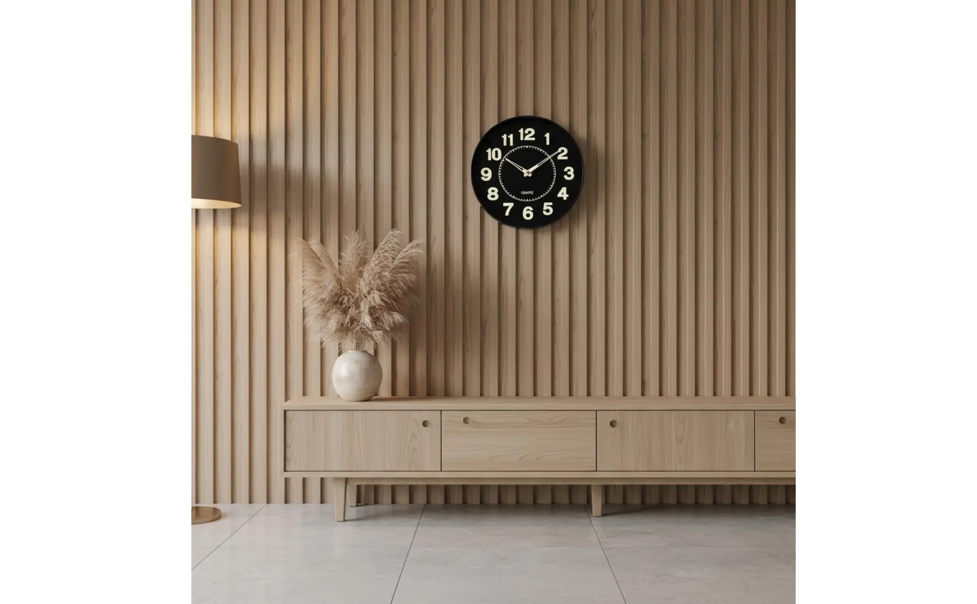 Reloj instalado en pared con luz ambiental