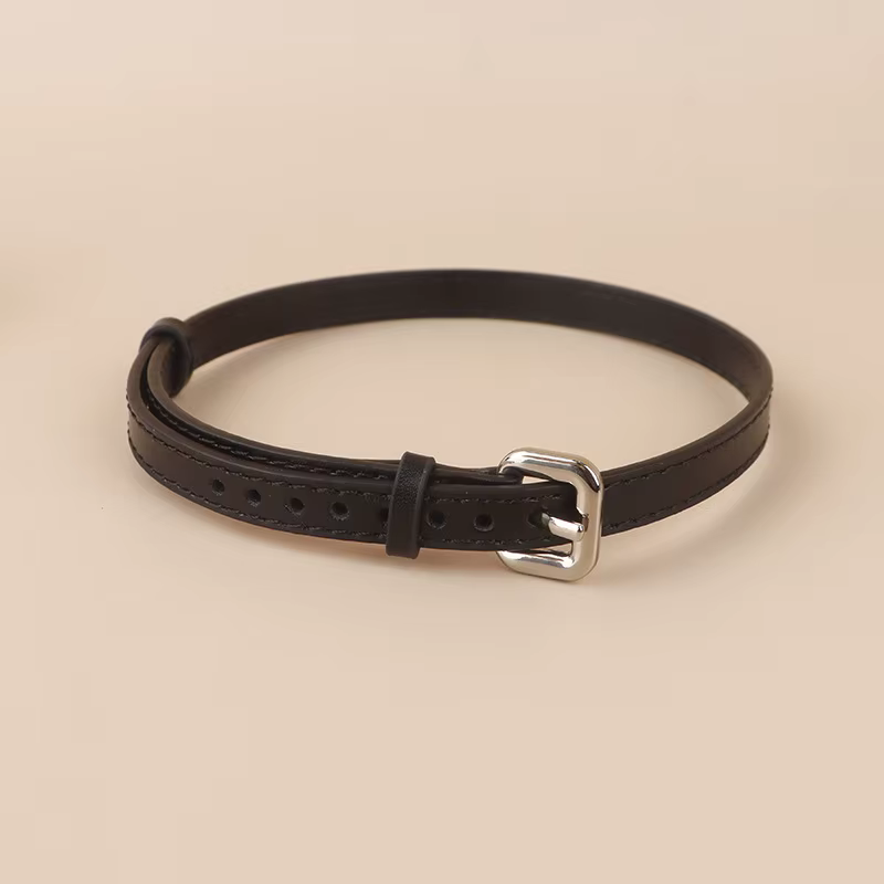 Collar de cuero para gato ajustable, suave, con dijes metálicos - imagen 2