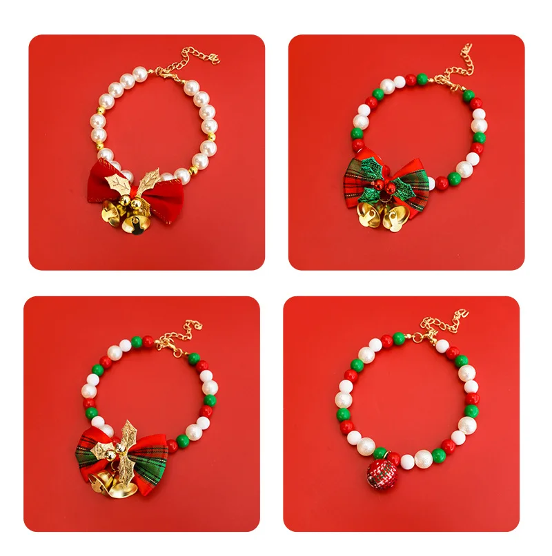 Mascota con collar navideño decorativo