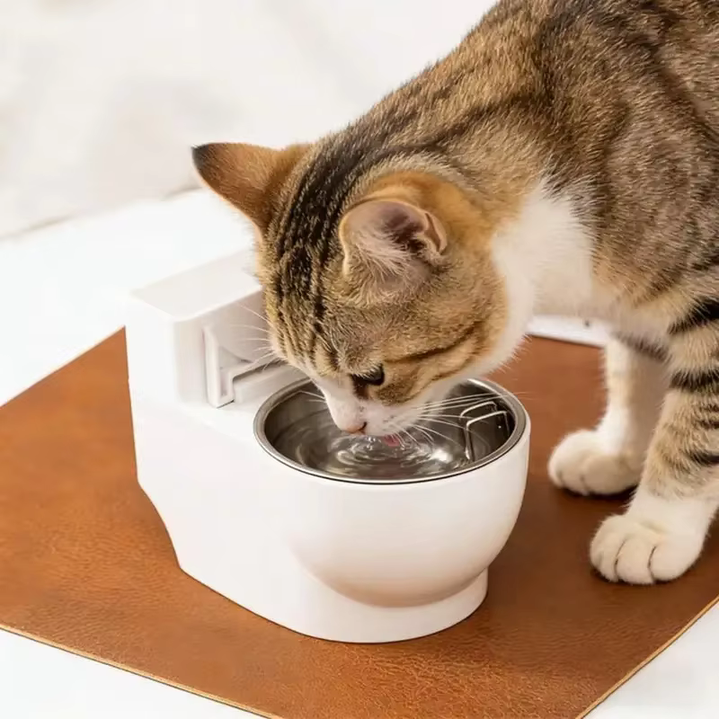 Bebedero con forma de inodoro para gatos y perros pequeños - imagen 4
