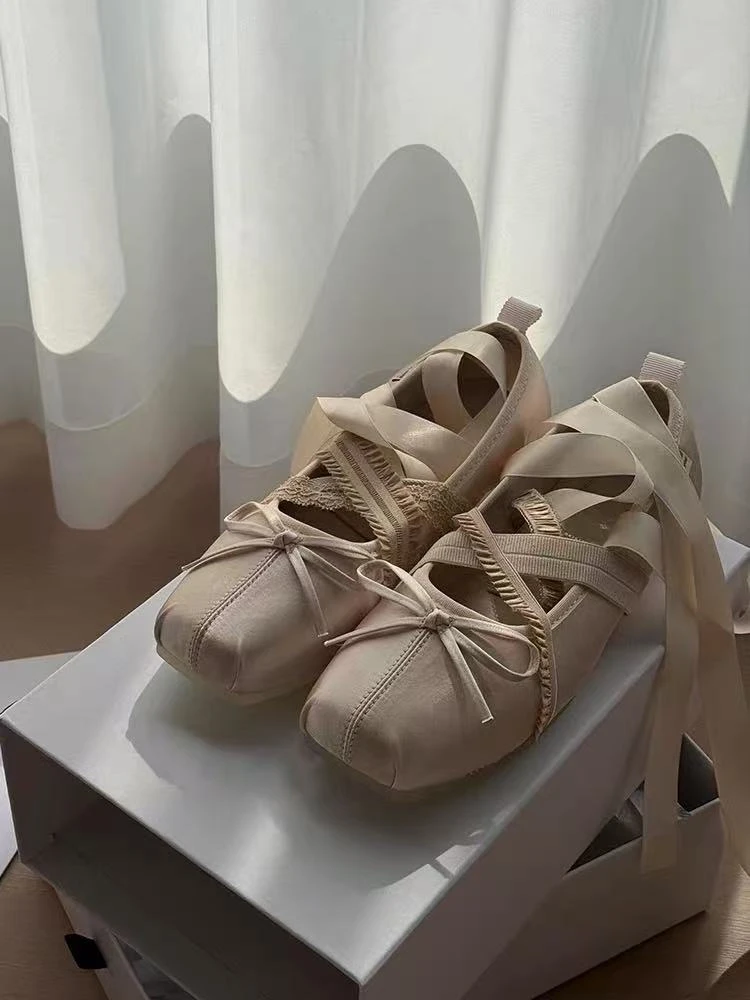 Vista lateral de sandalias bajas para mujer