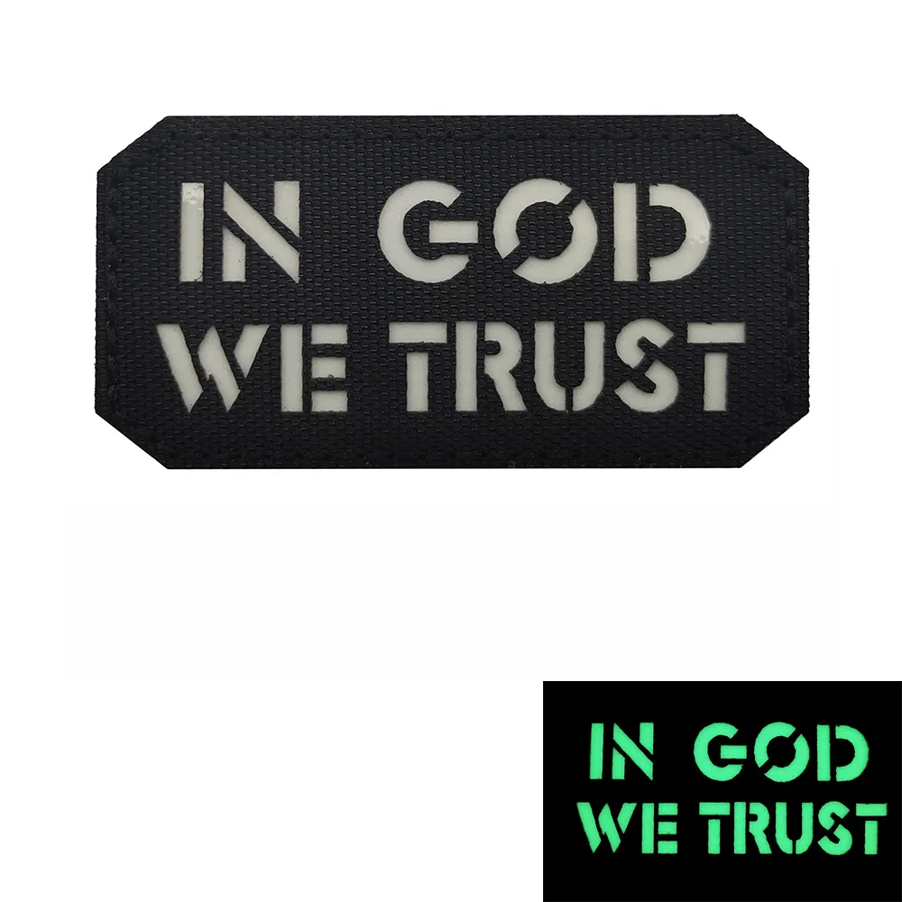 Parche táctico bordado 'En Dios confiamos' – Insignia con velcro - imagen 5