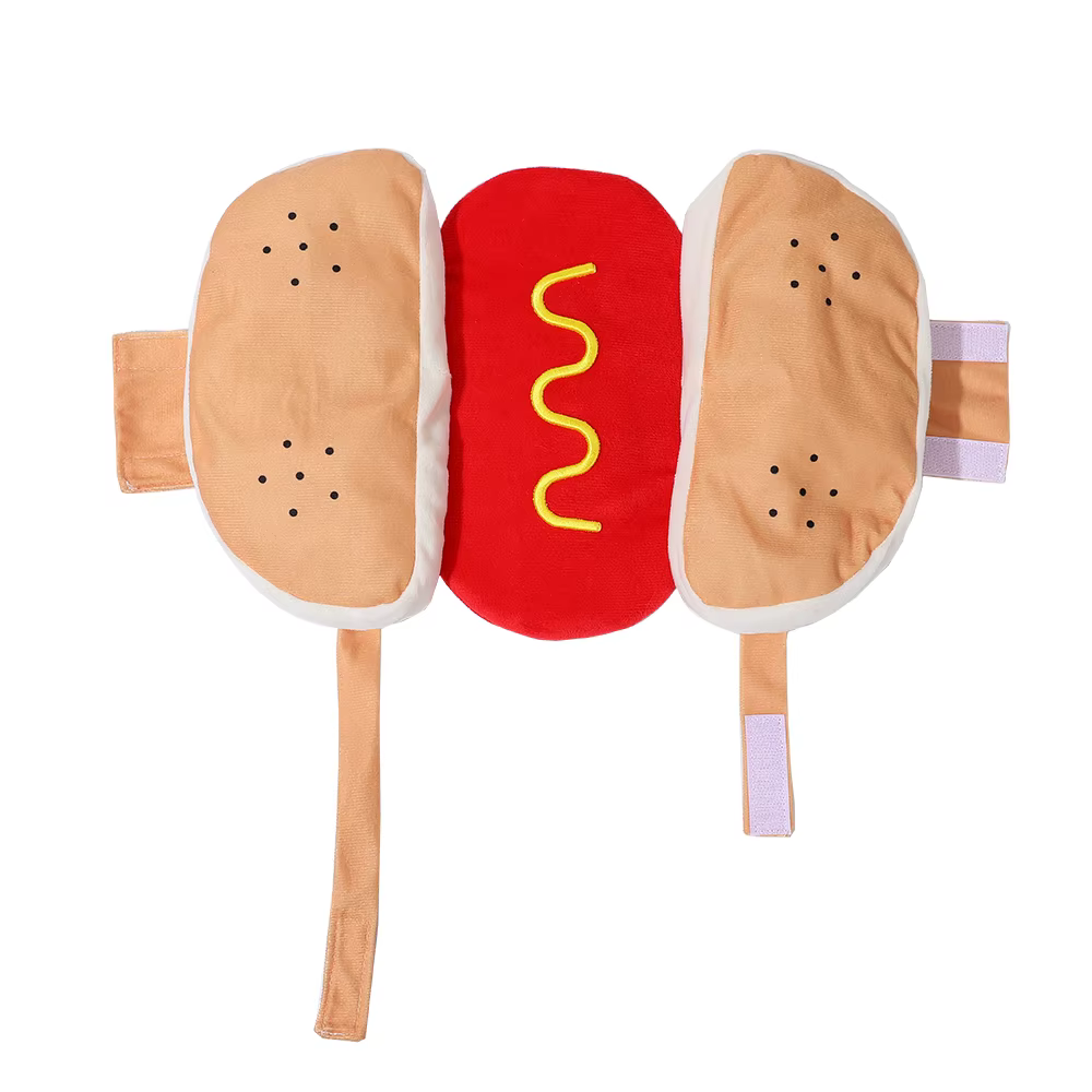 Perro con disfraz de hot dog en exterior